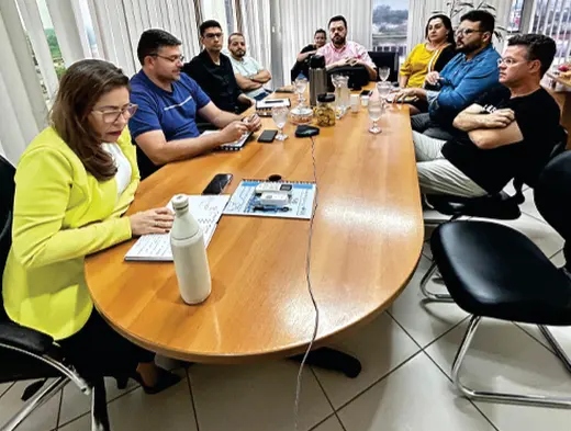 Reunião em torno de uma mesa oval