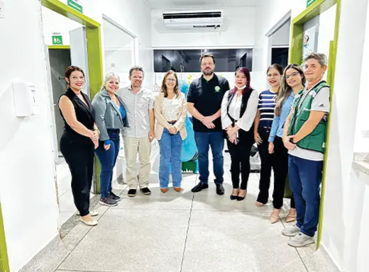 Grupo posa em um corredor