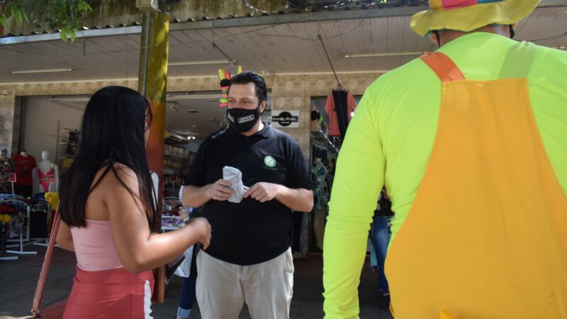 Prevenção: Sindmed-AC distribui máscaras para populares no Centro de Rio Branco