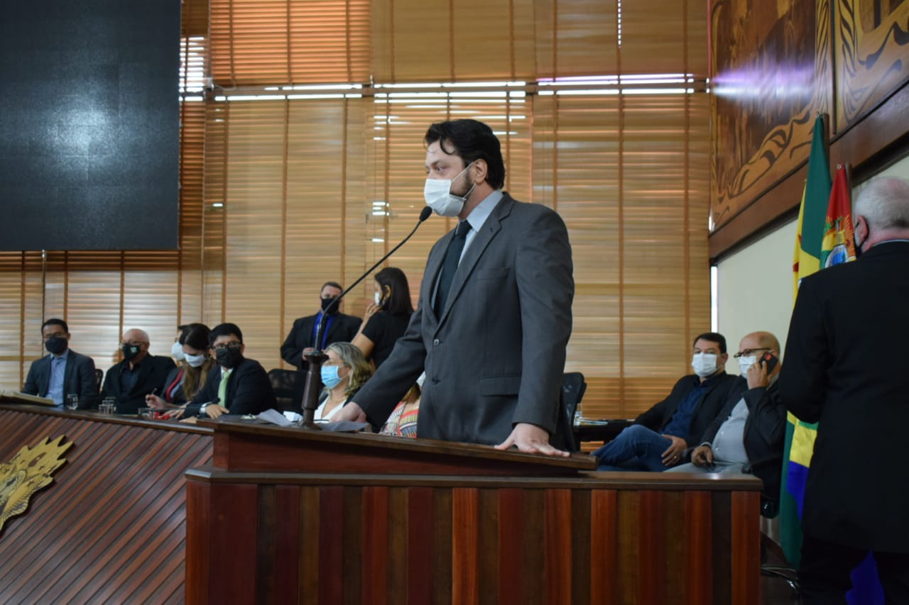 Presidente do Sindmed-AC critica classe política durante homenagem na Aleac
