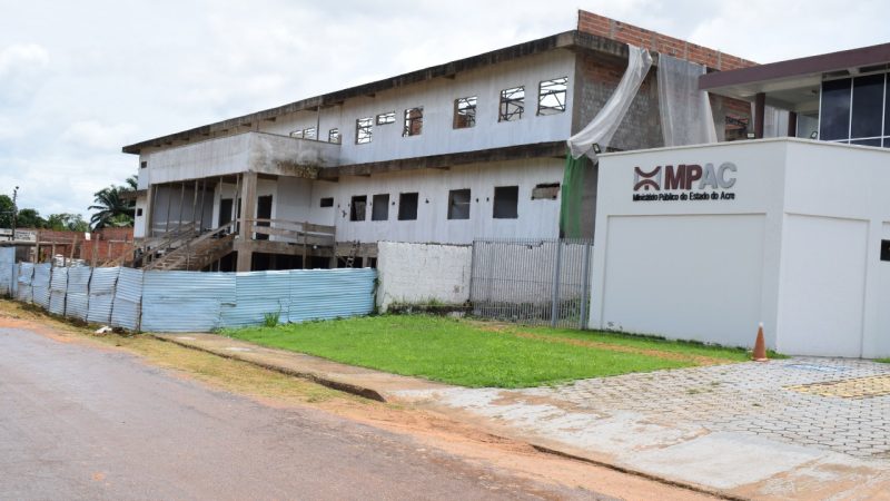 Com obras atrasadas, estrutura do Hospital de Sena Madureira coloca pacientes e servidores em risco