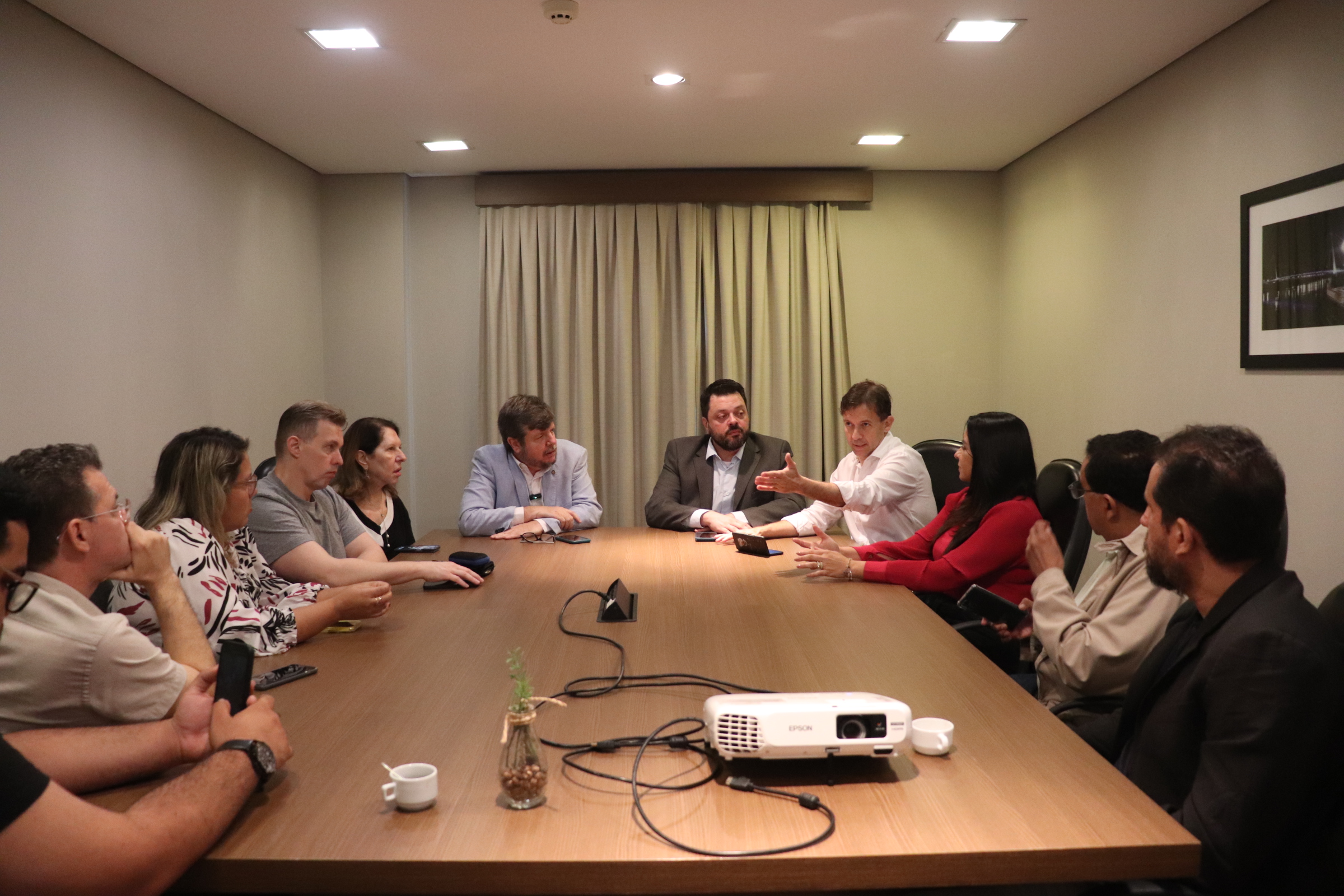 Sindmed-AC intermedeia reunião entre FMB e deputado federal para debater piso nacional dos médicos